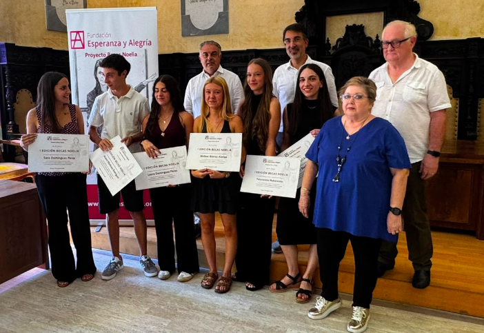 Entrega de las Becas Noelia en el salón de plenos de Astorga